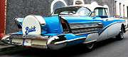 Mėlynas senovinis amerikietiško stiliaus retro automobilis