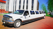 Didelis baltas Ford Excursion limuzinas