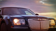 Gražiai papuoštas juodas Chrysler